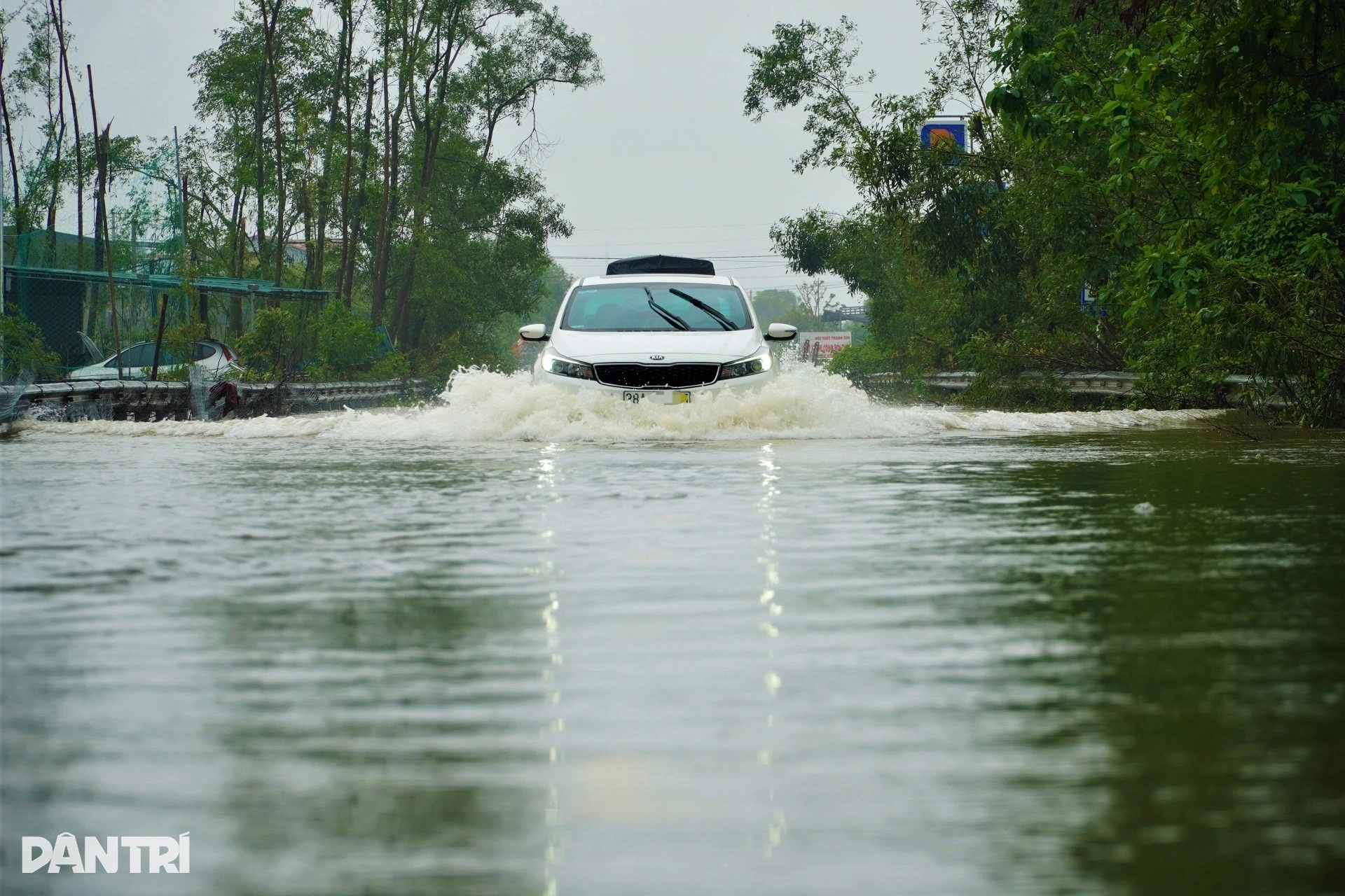 Nhiều tuyến đường ở Hà Tĩnh ngập nước lũ, tài xế ô tô chật vật xoay xở  - 7