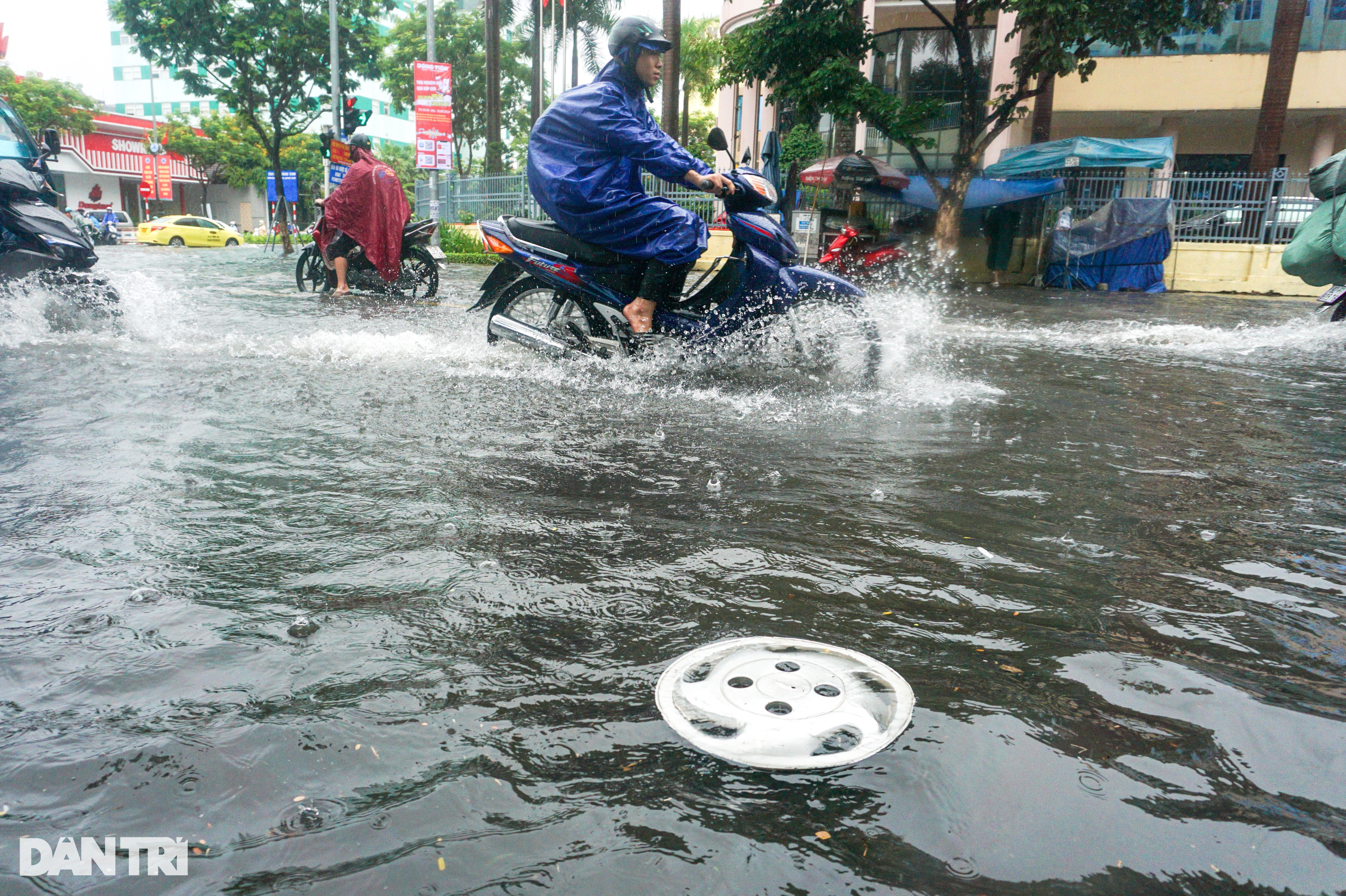 Đà Nẵng mưa xối xả, đường phố lênh láng nước, xe chết máy hàng loạt - 9