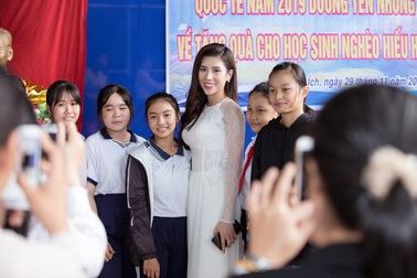 Hoa hậu Dương Yến Nhung truyền cảm hứng cho các em học sinh
