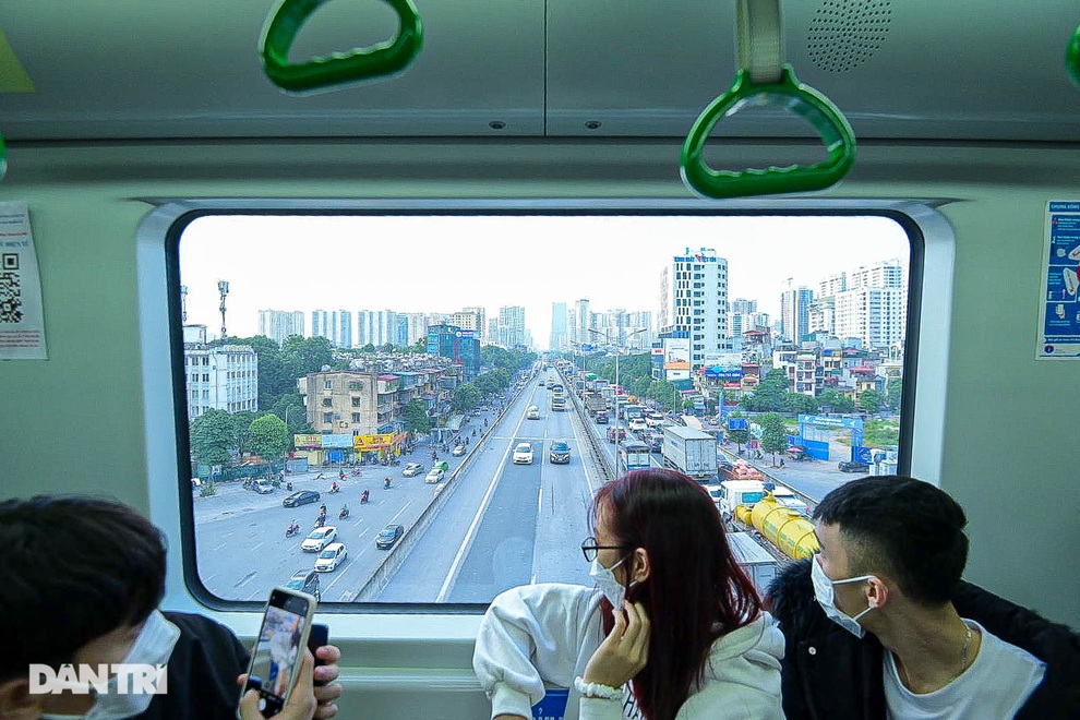 Choáng cảnh chen chân trên tàu Cát Linh - Hà Đông trong ngày cuối miễn phí - 8 Choáng cảnh chen chân trên tàu Cát Linh - Hà Đông trong ngày cuối miễn phí - 8