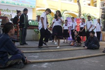 Học sinh thành phố vui nhảy sạp, hát chèo