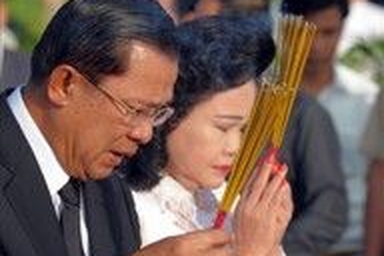 Thủ tướng Campuchia khóc trong lễ quốc tang 