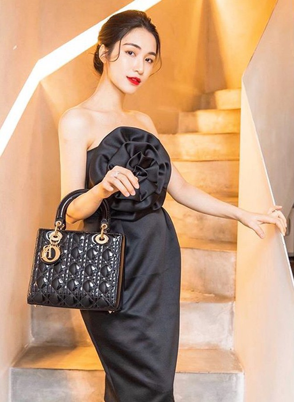 Mai Phương Thuý gây sốc khi diện áo vest táo bạo - 4 Mai Phương Thuý gây sốc khi diện áo vest táo bạo - 4