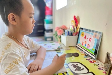 Trẻ mới vào lớp 1, mẹ ép ngồi tập viết ngày... 5 tiếng