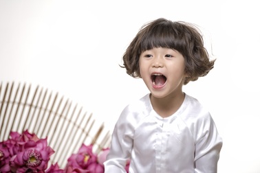 Con gái Thuý Nga hoá cô bé tóc xù đầy hài hước