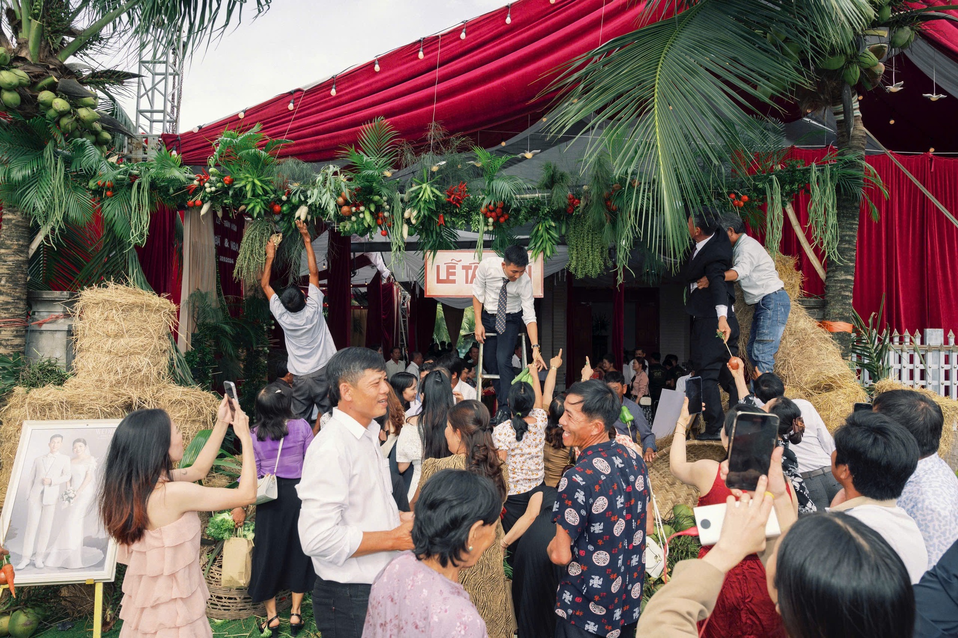 Cặp đôi Bình Định trang trí lễ cưới bằng 1 tấn rau củ, tặng khách mang về - 12 Cặp đôi Bình Định trang trí lễ cưới bằng 1 tấn rau củ, tặng khách mang về - 12
