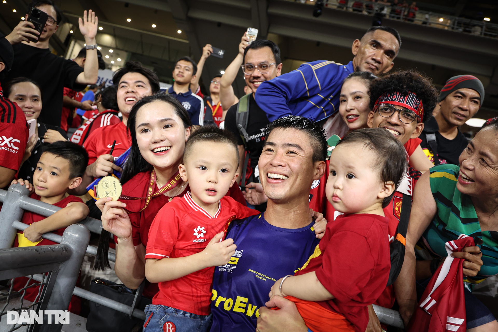 Cảm xúc trái ngược của dàn sao Man Utd sau thất bại ở Malaysia - 9 Cảm xúc trái ngược của dàn sao Man Utd sau thất bại ở Malaysia - 9