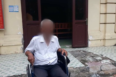 Con gái phải xin lỗi cha ruột vì “trộm” tro cốt và bài vị