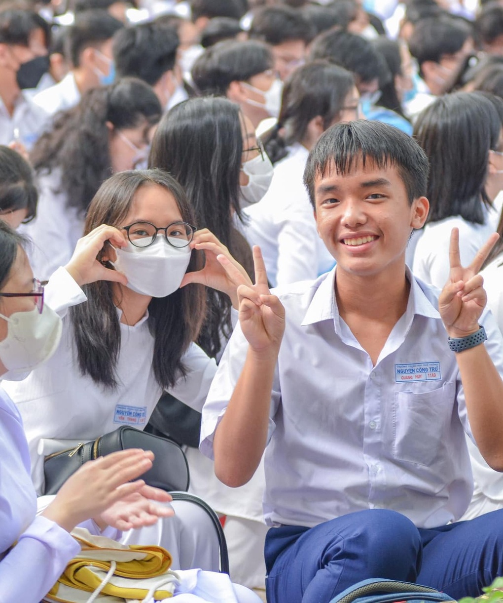 Truyền nhân của MC Khánh Vy Olympia trổ tài nói nhiều ngoại ngữ cùng lúc - 4 Truyền nhân của MC Khánh Vy Olympia trổ tài nói nhiều ngoại ngữ cùng lúc - 4