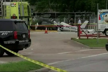 Máy bay Mỹ rơi trúng xe hơi, 3 người chết