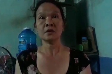 Bé trai 3 tuổi đọc sách, báo, hát karaoke như người lớn