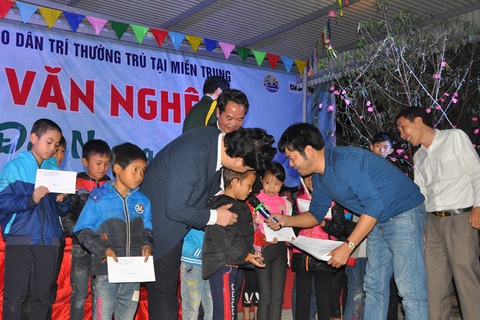 Xúc động đêm giao lưu “Xuân ấm Đèo Ngang” giúp bà con nghèo Hà Tĩnh đón Tết