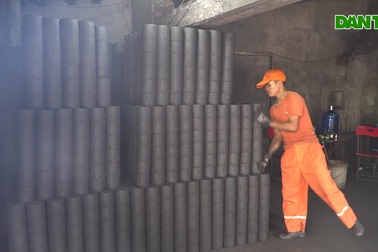 Người làm than tính kế mưu sinh trước “lệnh khai tử” ở Hà Nội