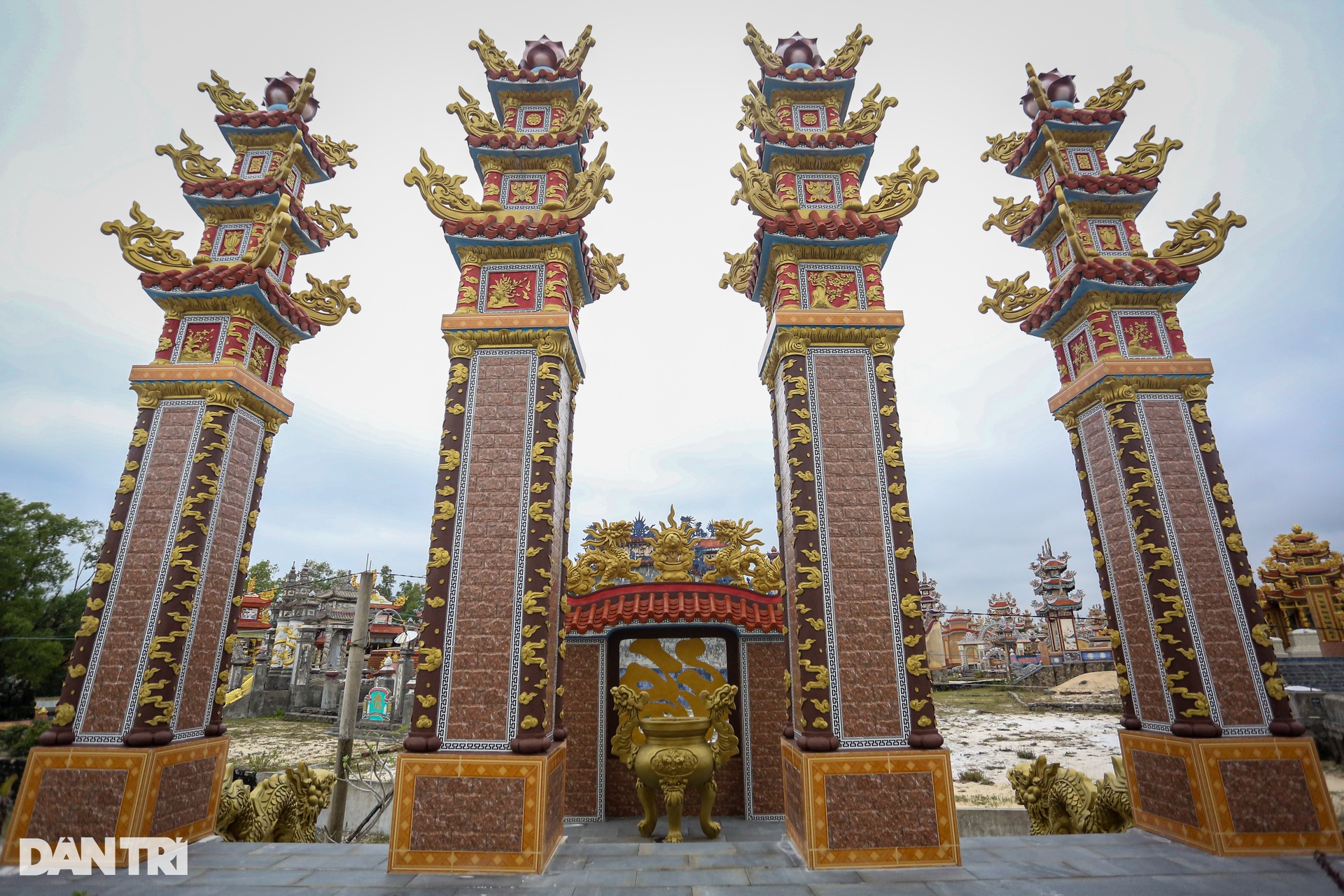 Ngắm những biệt thự lăng mộ bạc tỷ xa hoa như lăng vua chúa ở Huế - 8 Ngắm những biệt thự lăng mộ bạc tỷ xa hoa như lăng vua chúa ở Huế - 8