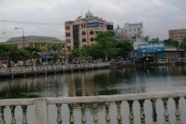 Một thanh niên say rượu chết dưới hồ