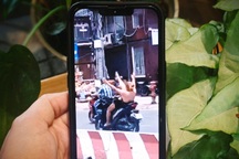 Truy tìm cô gái buông hai tay, nhảy múa khi chạy xe máy ở TPHCM