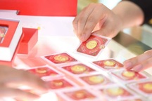 Giá vàng lao dốc rồi tăng nhẹ trước thời điểm quan trọng