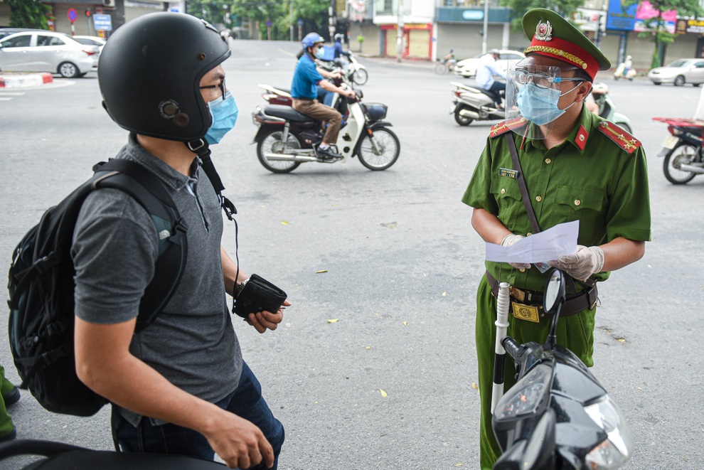 Nhiều người dân thiếu giấy đi đường, đi chợ sai ngày, không đúng giờ - 3 Nhiều người dân thiếu giấy đi đường, đi chợ sai ngày, không đúng giờ - 3