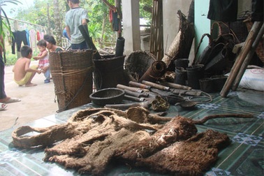 Cận cảnh những đồ dùng tự tạo của cha con “người rừng”