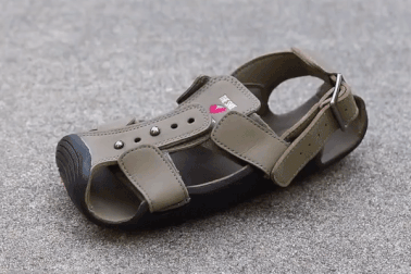 Lần gặp tình cờ 18 năm trước và bí mật đôi giày "tự lớn" cho trẻ em nghèo