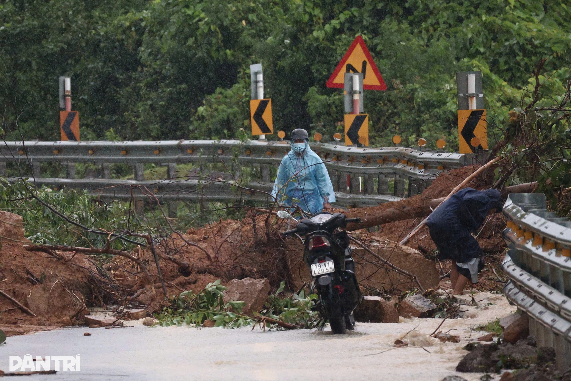 Sạt lở tại Đèo Cả: 2 chị em thiệt mạng, hàng nghìn phương tiện mắc kẹt - 8