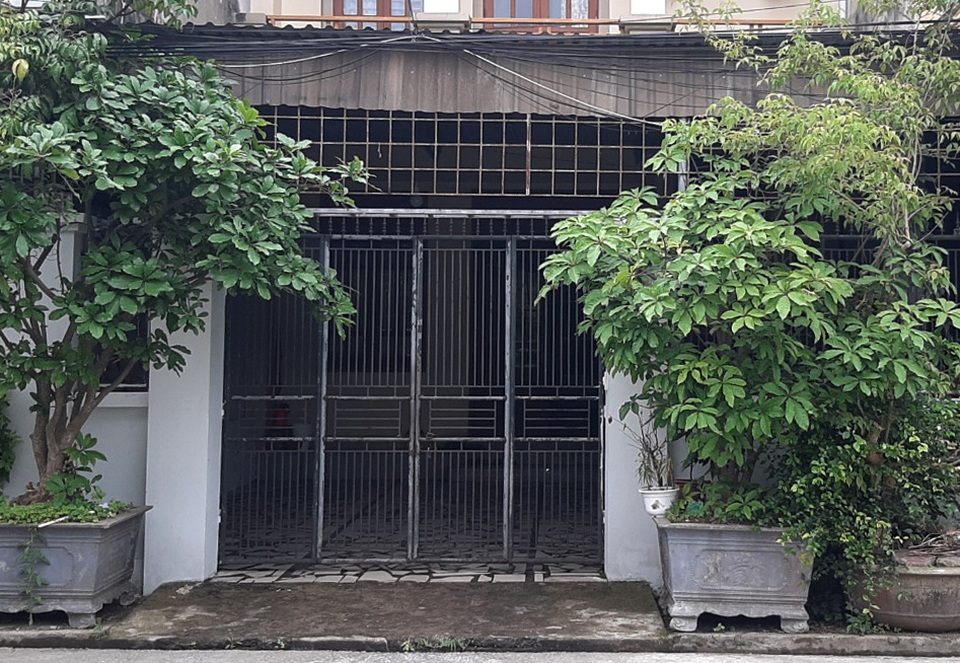 Vừa mở cửa, người phụ nữ lĩnh trọn ca a xít vào mặt - 1 Vừa mở cửa, người phụ nữ lĩnh trọn ca a xít vào mặt - 1