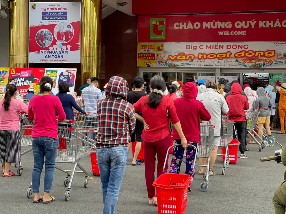 TPHCM: Người dân xếp hàng dài chờ mua thực phẩm, siêu thị không thiếu đồ - 7 TPHCM: Người dân xếp hàng dài chờ mua thực phẩm, siêu thị không thiếu đồ - 7