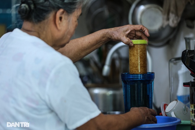 Cảnh nước sinh hoạt đục ngầu tanh vị sắt của hàng trăm nghìn người Hà Nội - 1 Cảnh nước sinh hoạt đục ngầu tanh vị sắt của hàng trăm nghìn người Hà Nội - 1