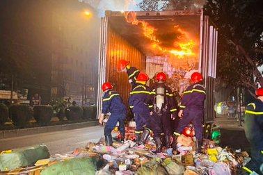 Cảnh sát giúp tài xế "cứu" hàng hóa trên xe container bốc cháy trong đêm