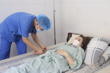 Hai vợ chồng tê lưỡi, chóng mặt, phải cấp cứu sau bữa ốc