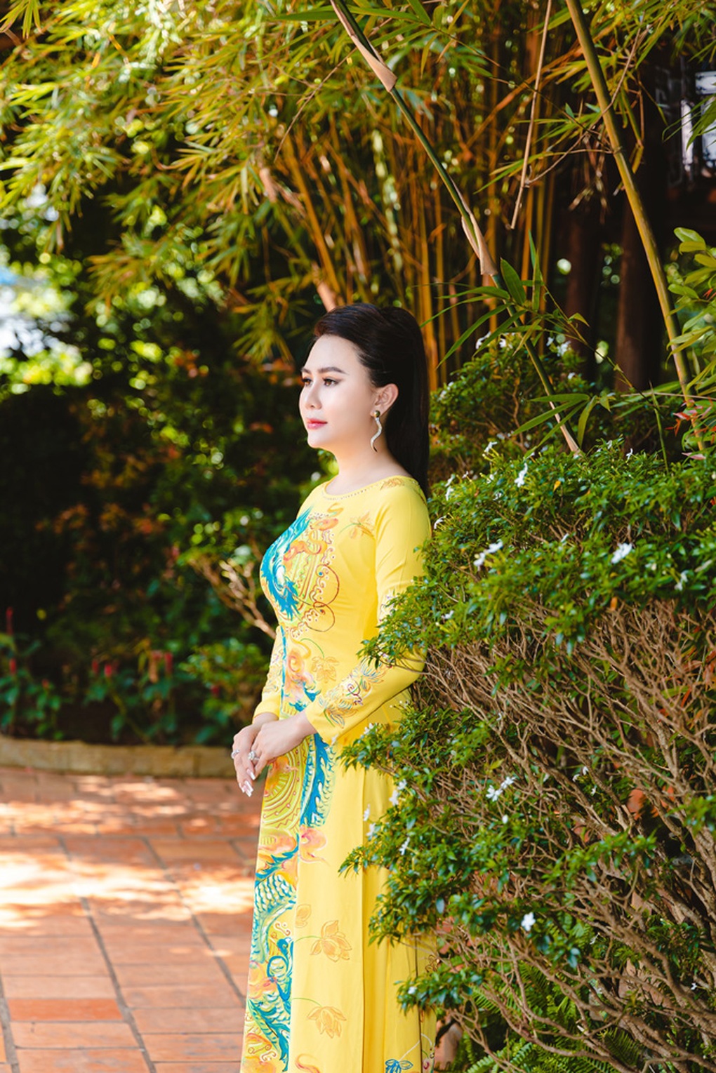 Hoa hậu Lý Kim Ngân duyên dáng với áo dài - 8 Hoa hậu Lý Kim Ngân duyên dáng với áo dài - 8