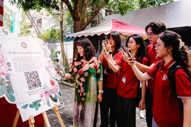 Trường đại học thay lẵng hoa khai giảng bằng mã QR Mặt trận Tổ quốc