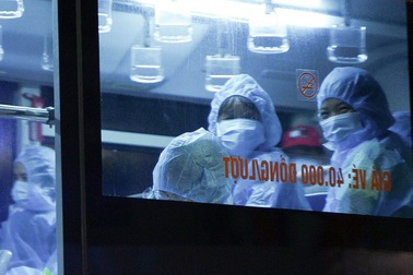 Xuyên đêm đưa hơn 100 F1 từ ổ dịch Bệnh viện Việt Đức đi cách ly