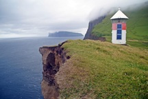 Cuộc sống trên hòn đảo đẹp như thiên đường nhưng chỉ có 9 người ở