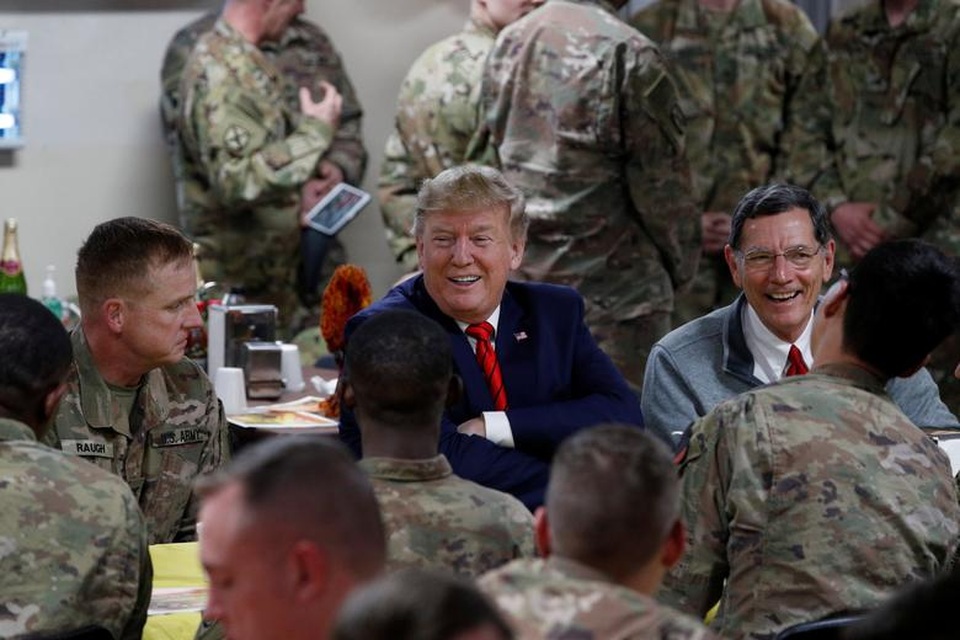 Ông Trump bí mật thăm vùng chiến sự, phục vụ đồ ăn cho quân nhân Mỹ - 7 Ông Trump bí mật thăm vùng chiến sự, phục vụ đồ ăn cho quân nhân Mỹ - 7