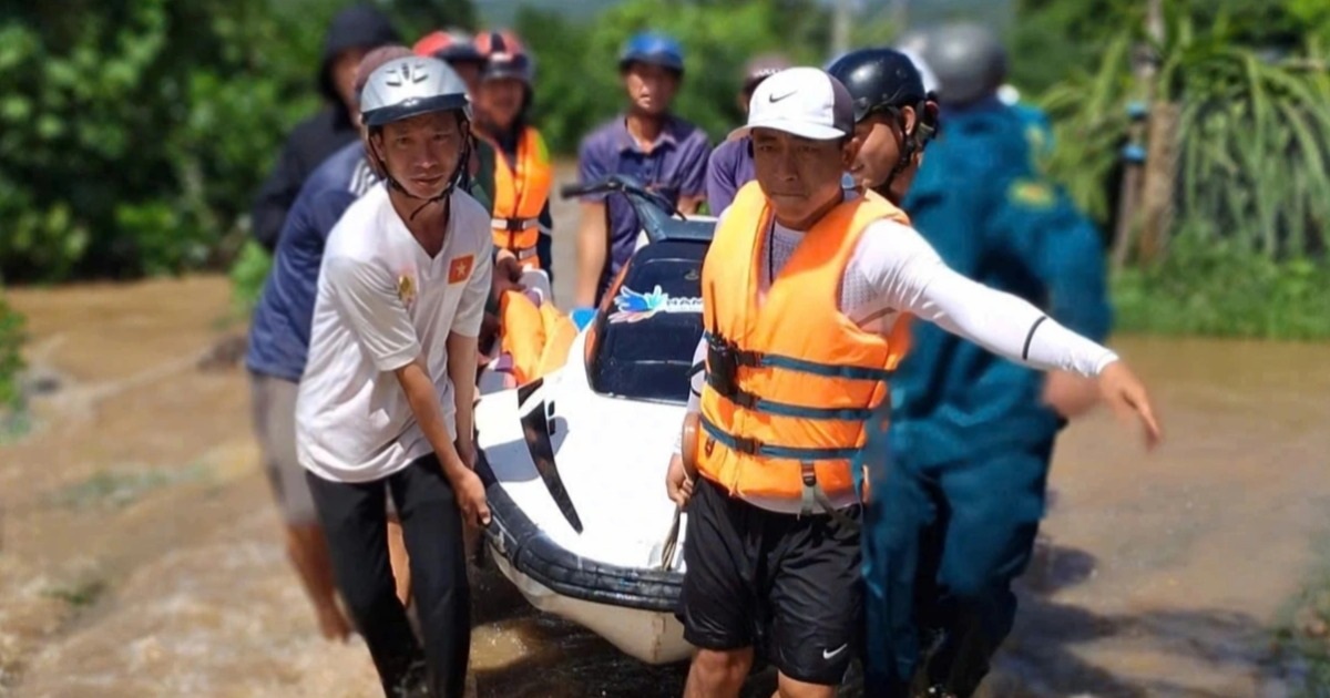 Băng qua lũ dữ cứu dân Lâm Đồng, đội 86 ba lần lật mô tô nước