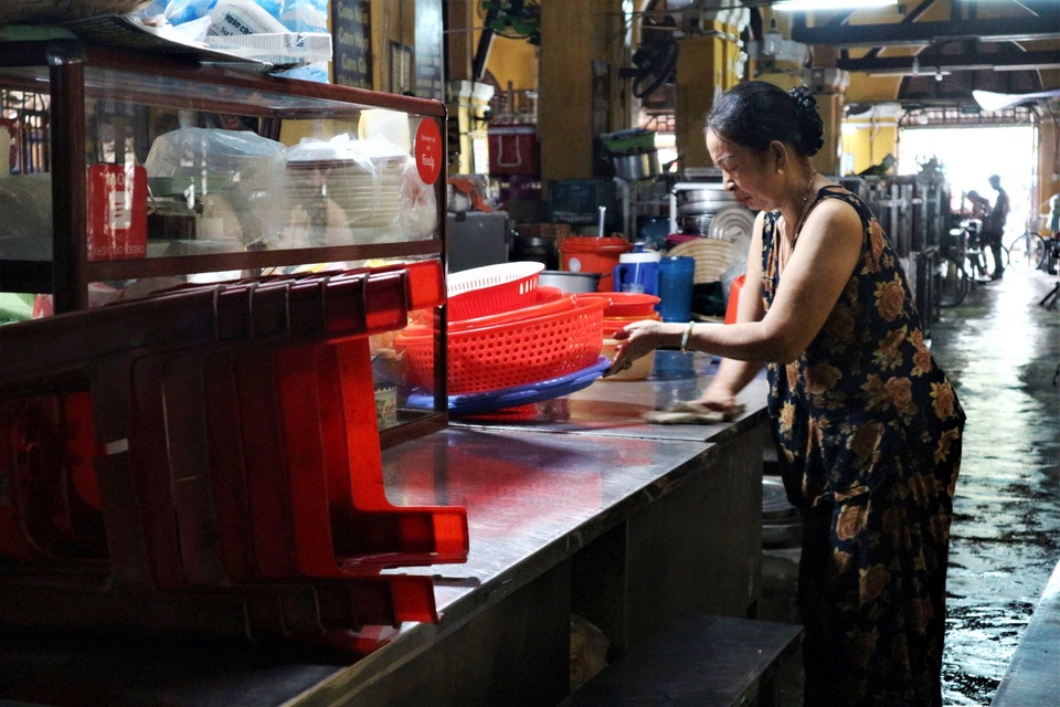 Người Hội An tất tả dọn dẹp sau trận lụt lớn - 12 Người Hội An tất tả dọn dẹp sau trận lụt lớn - 12