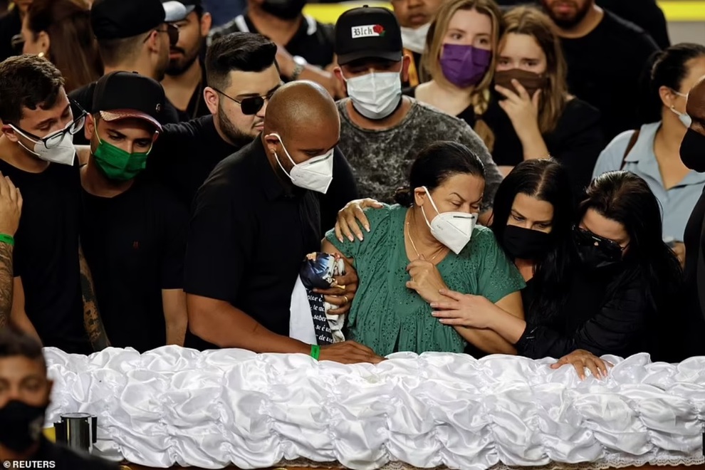 Hàng chục ngàn người tưởng niệm nữ ca sĩ qua đời vì tai nạn máy bay - 6