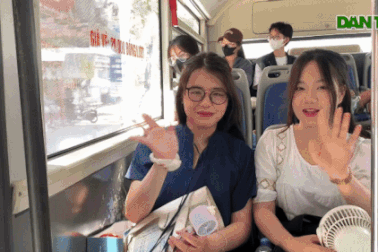 Người dân đón xe buýt từ Hà Nội đi Hoà Lạc xem chiến sĩ hợp luyện diễu binh