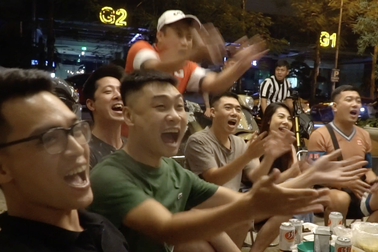 Không khí sôi động xem trận khai mạc World Cup 2022 ở Hà Nội