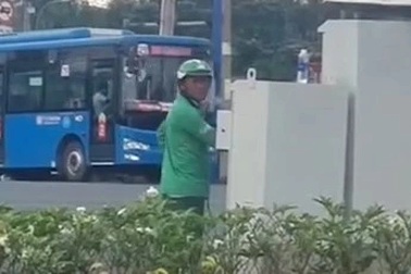 Tài xế xe ôm công nghệ nói lý do đứng điều khiển đèn giao thông ở TPHCM