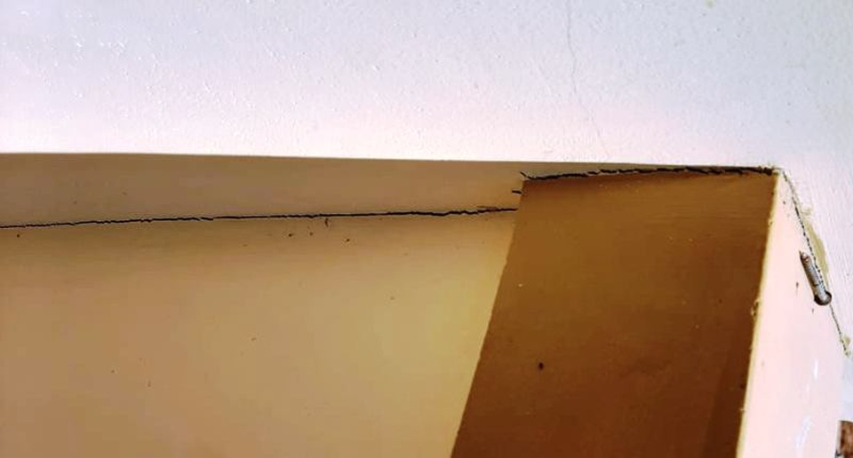 Trường học hơn 40 tỷ vừa đưa vào sử dụng đã nứt nẻ, bong tróc tại Nghệ An - 2 Trường học hơn 40 tỷ vừa đưa vào sử dụng đã nứt nẻ, bong tróc tại Nghệ An - 2
