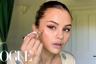 Selena Gome lộ mặt "mộc" khi hướng dẫn trang điểm