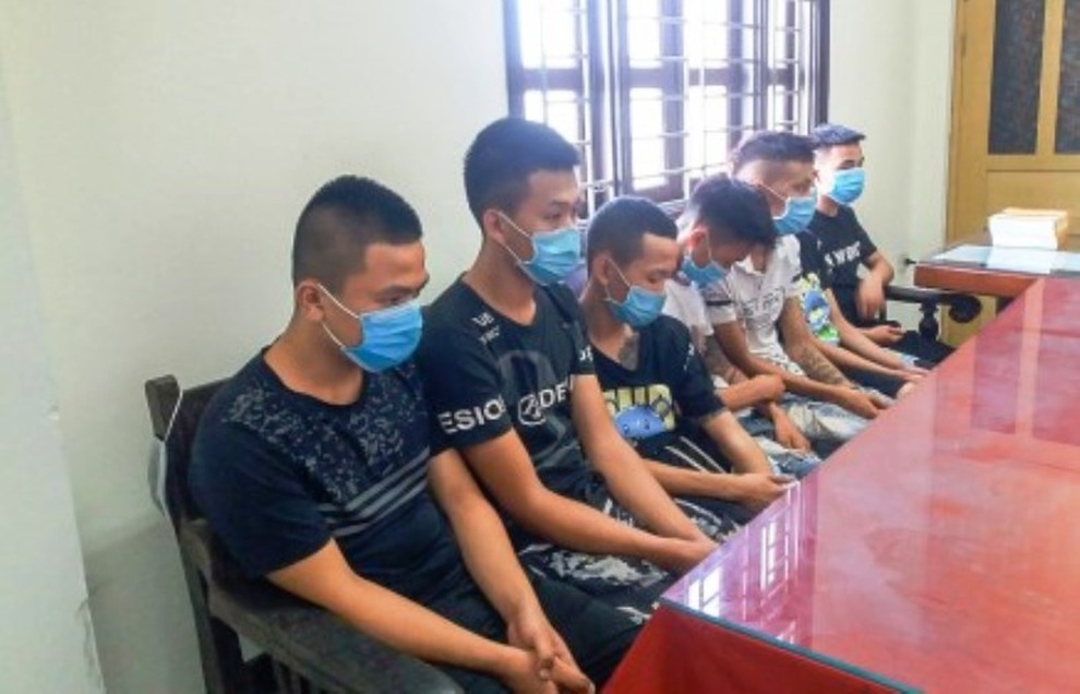 Người phụ nữ bị băng cướp tuổi teen dí dao vào cổ trấn lột giữa đường - 1 Người phụ nữ bị băng cướp tuổi teen dí dao vào cổ trấn lột giữa đường - 1