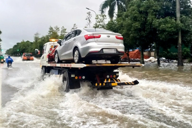 Ô tô chết máy la liệt, cứu hộ chạy "bở hơi tai" trong cơn mưa hiếm thấy