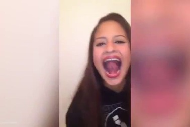 Cô gái có lưỡi chạm tới tận mắt và tai