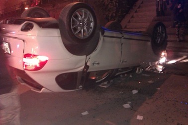 Xe sang Porsche Cayenne lật ngửa giữa phố Hà Nội