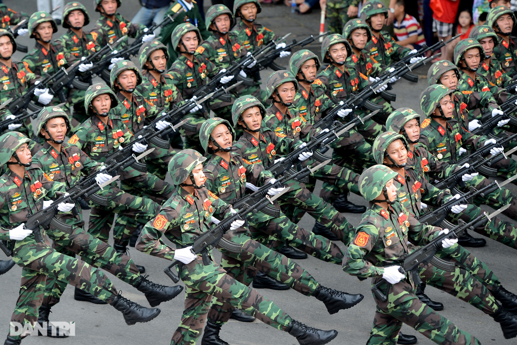 Ngắm Lễ diễu binh hùng tráng, rộn ràng đường phố Thủ đô dịp Quốc khánh 2015 - 31 Ngắm Lễ diễu binh hùng tráng, rộn ràng đường phố Thủ đô dịp Quốc khánh 2015 - 31