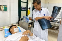 Mổ thay khớp háng 3 lần, bác sĩ phải dùng khớp nhân tạo dài nhất hiện có