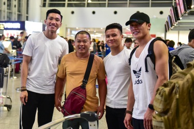 Quang Hải, Bùi Tiến Dũng đến sân bay, tiễn Văn Hậu sang Hà Lan